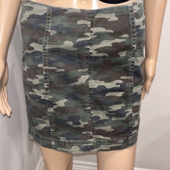 Free People camouflaged mini skirt 97% cotton, 3% elastane - Picture 1 of 5
